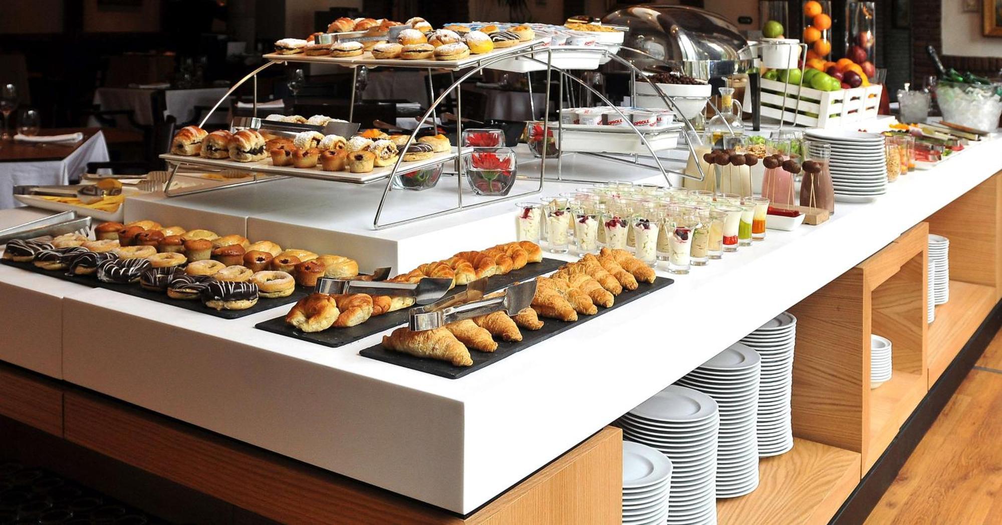 Отель Nh Collection Plaza Сантьяго Экстерьер фото A buffet