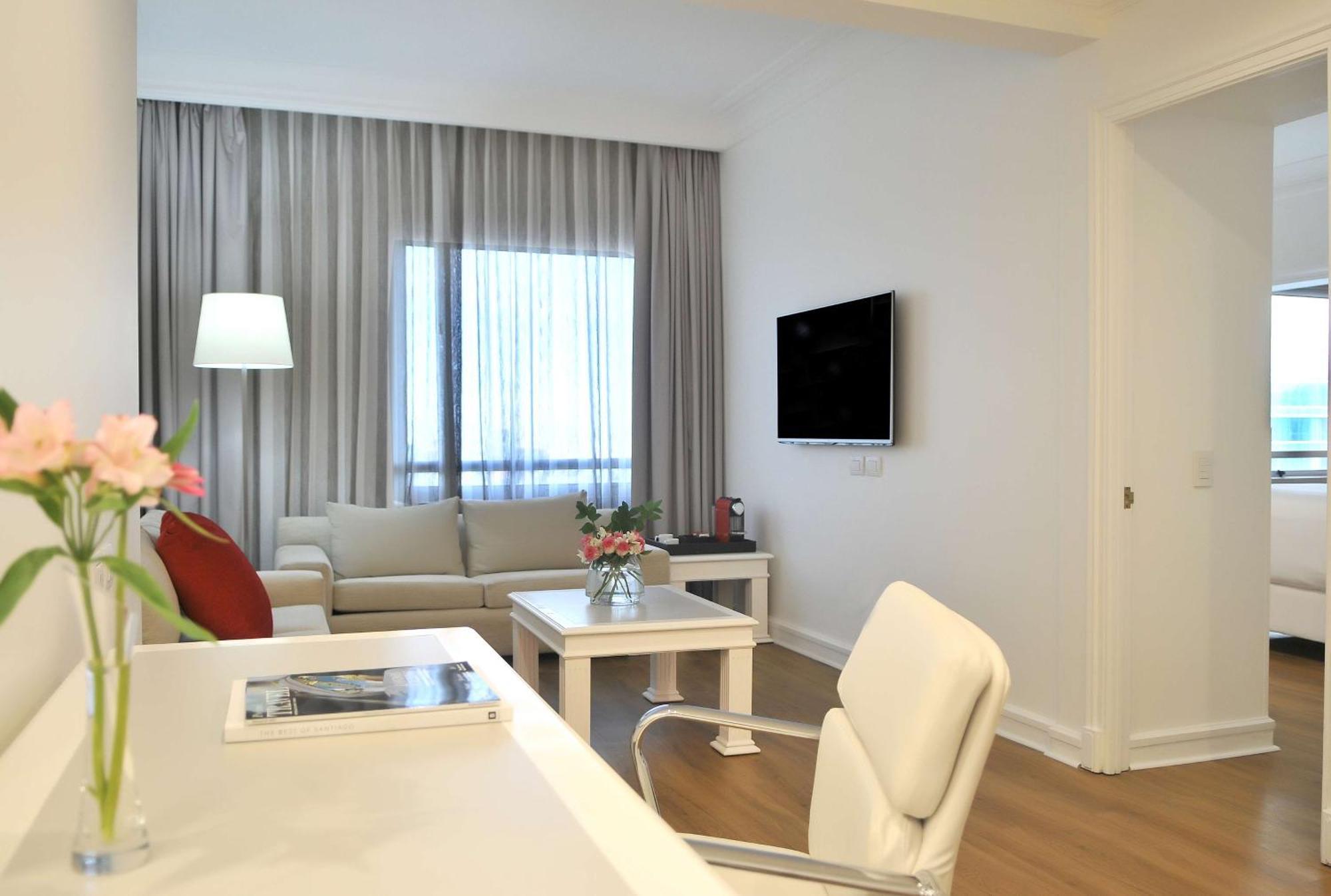 Отель Nh Collection Plaza Сантьяго Экстерьер фото A living room in a serviced apartment in Athens, Greece